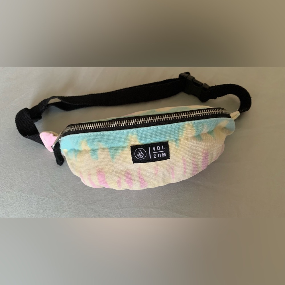 ✨Volcom Fanny Pack✨